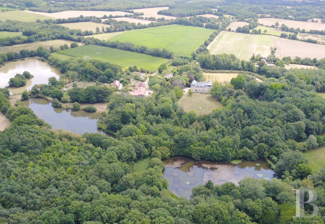 En Vendée, près de la côte et non loin de La Roche-sur-Yon, un château de style anglo-normand retiré dans la campagne - photo  n°43