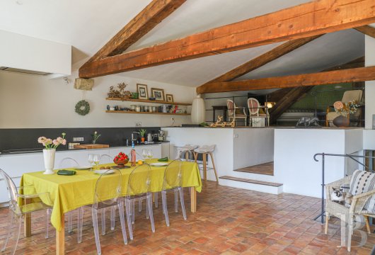 Dans le Luberon, en bordure de Lourmarin, une bâtisse du 17e siècle tout en lumière et en espace - photo  n°12