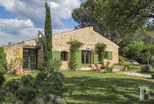 Dans le Luberon, en bordure de Lourmarin, une bâtisse du 17e siècle tout en lumière et en espace - photo  n°2