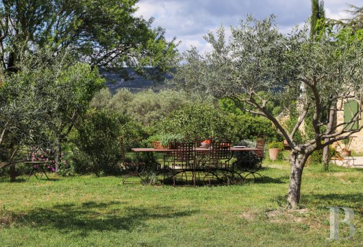 Dans le Luberon, en bordure de Lourmarin, une bâtisse du 17e siècle tout en lumière et en espace - photo  n°3