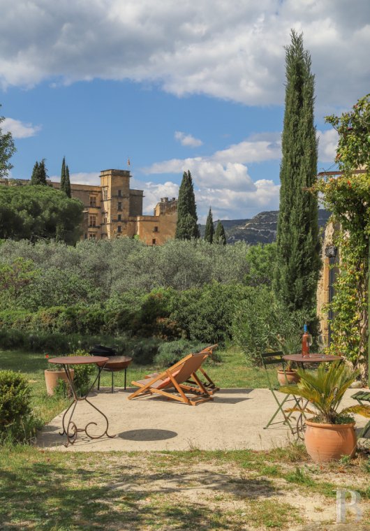 Dans le Luberon, en bordure de Lourmarin, une bâtisse du 17e siècle tout en lumière et en espace - photo  n°4