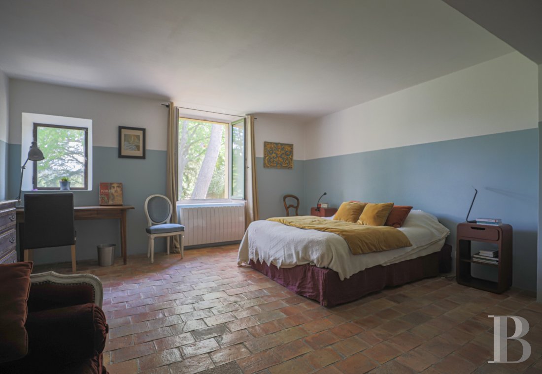 Dans le Luberon, en bordure de Lourmarin, une bâtisse du 17e siècle tout en lumière et en espace - photo  n°18