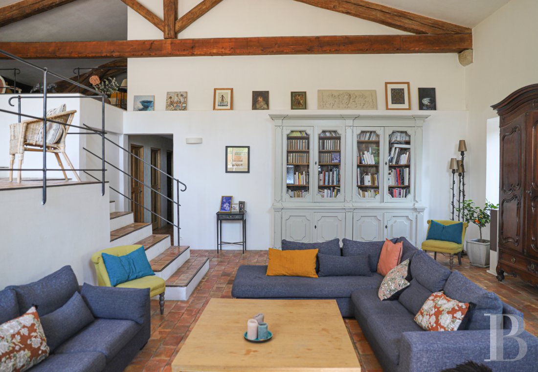 Dans le Luberon, en bordure de Lourmarin, une bâtisse du 17e siècle tout en lumière et en espace - photo  n°10