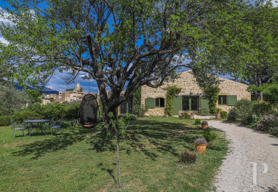 Dans le Luberon, en bordure de Lourmarin, une bâtisse du 17e siècle tout en lumière et en espace - photo  n°24