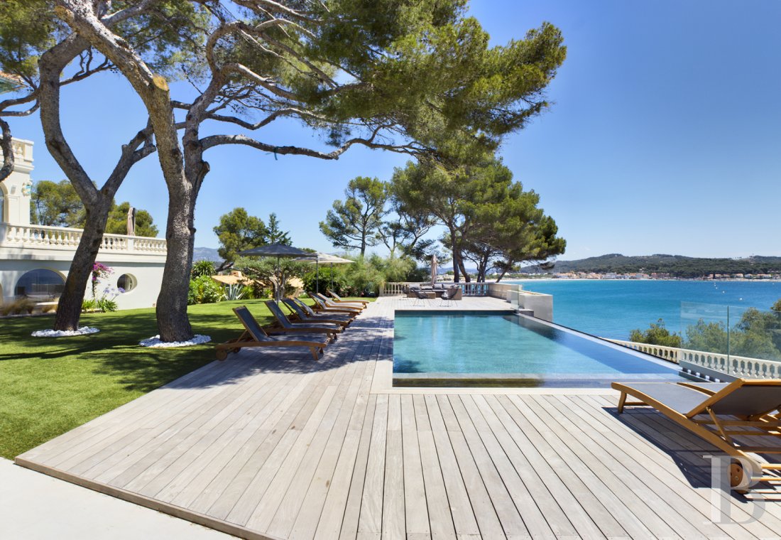 À la Seyne-sur-Mer, dans le Var, une grande villa du 19e siècle posée au-dessus de la mer - photo  n°2