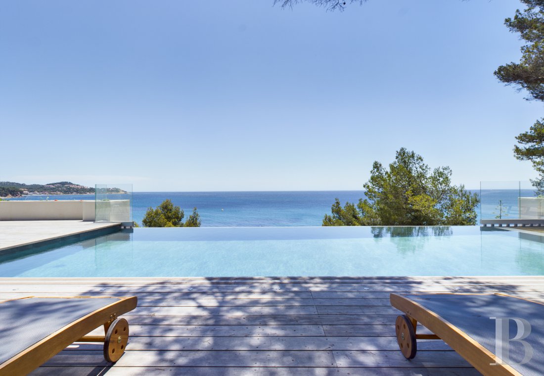À la Seyne-sur-Mer, dans le Var, une grande villa du 19e siècle posée au-dessus de la mer - photo  n°18