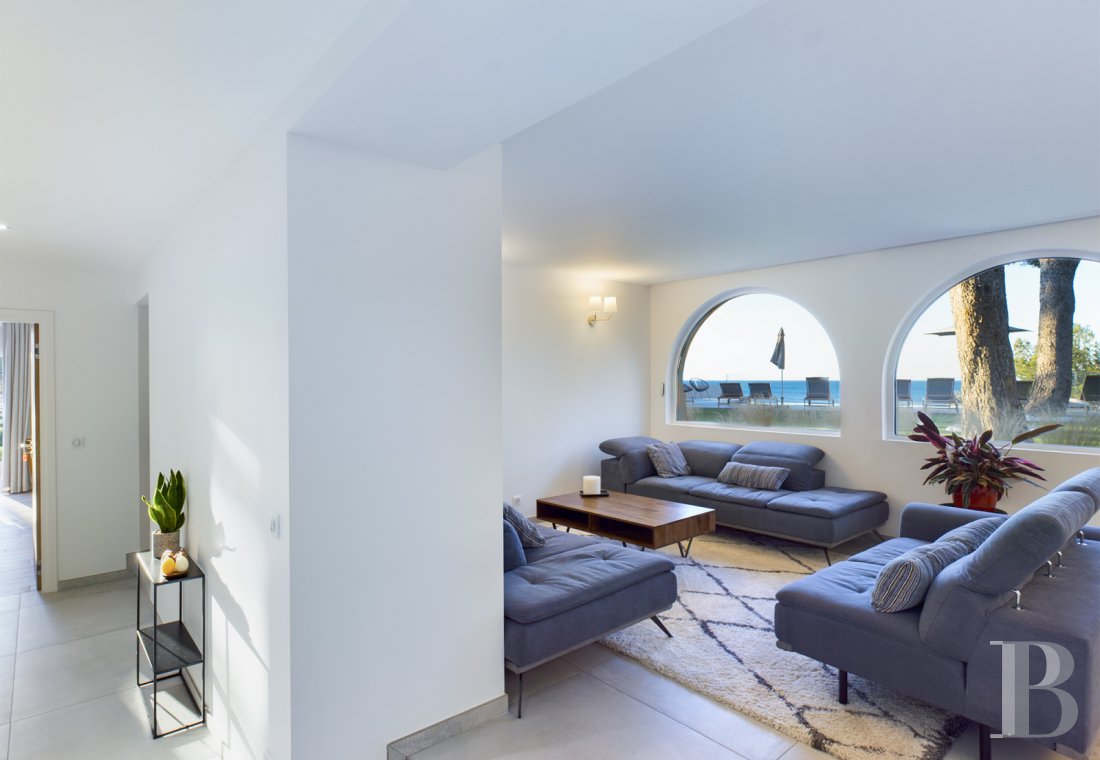 À la Seyne-sur-Mer, dans le Var, une grande villa du 19e siècle posée au-dessus de la mer - photo  n°10
