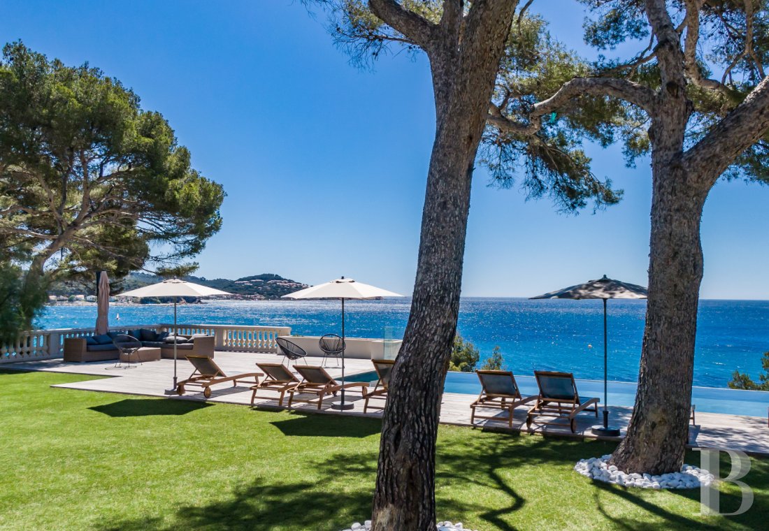 À la Seyne-sur-Mer, dans le Var, une grande villa du 19e siècle posée au-dessus de la mer - photo  n°3