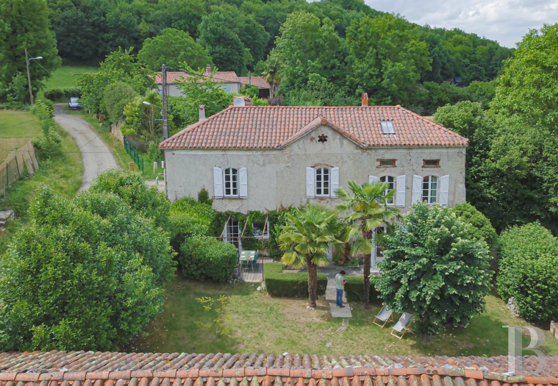 En Haute-Garonne, à Saint-Bertrand-de-Comminges, une maison de maître du 19e siècle dans un hameau - photo  n°1