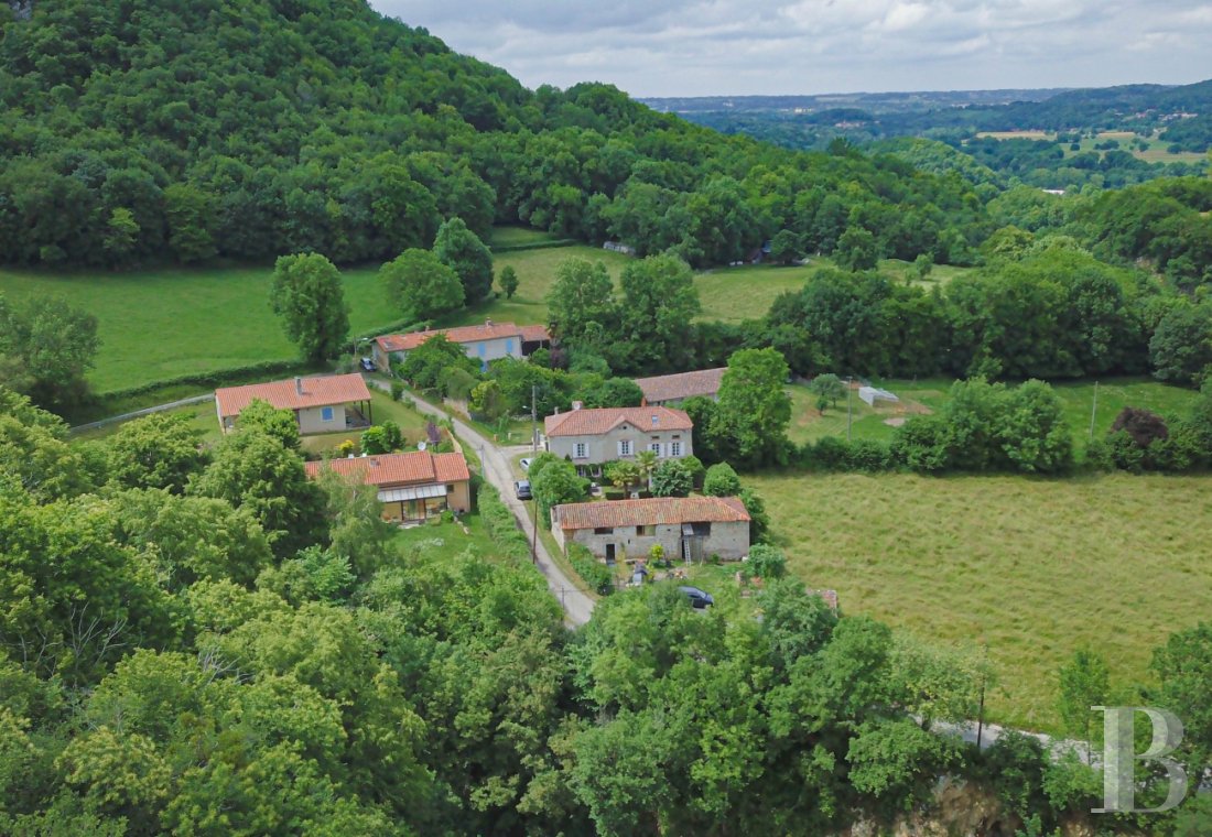 En Haute-Garonne, à Saint-Bertrand-de-Comminges, une maison de maître du 19e siècle dans un hameau - photo  n°2