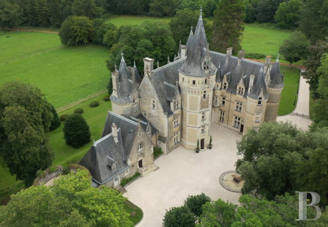 châteaux à vendre - pays-de-loire - Dans la vallée du Loir, au nord de Tours, en pleine campagne, un château du 12ème siècle remanié au 19ème sur 25 ha