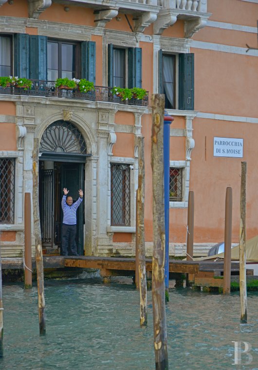 À Venise, au bord du Grand Canal, le palais d’une illustre famille et ses vastes appartements - photo  n°2