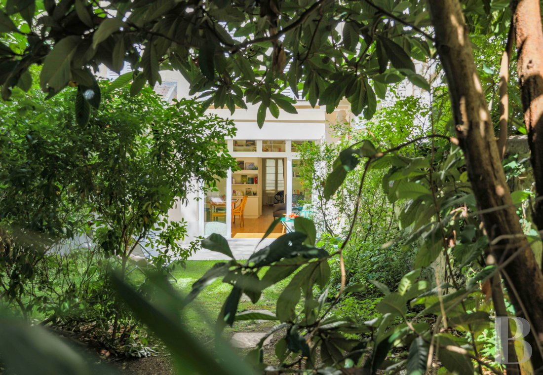 À Paris, près du jardin du Luxembourg, un rez-de-jardin ouvert sur les arbres et la verdure - photo  n°17