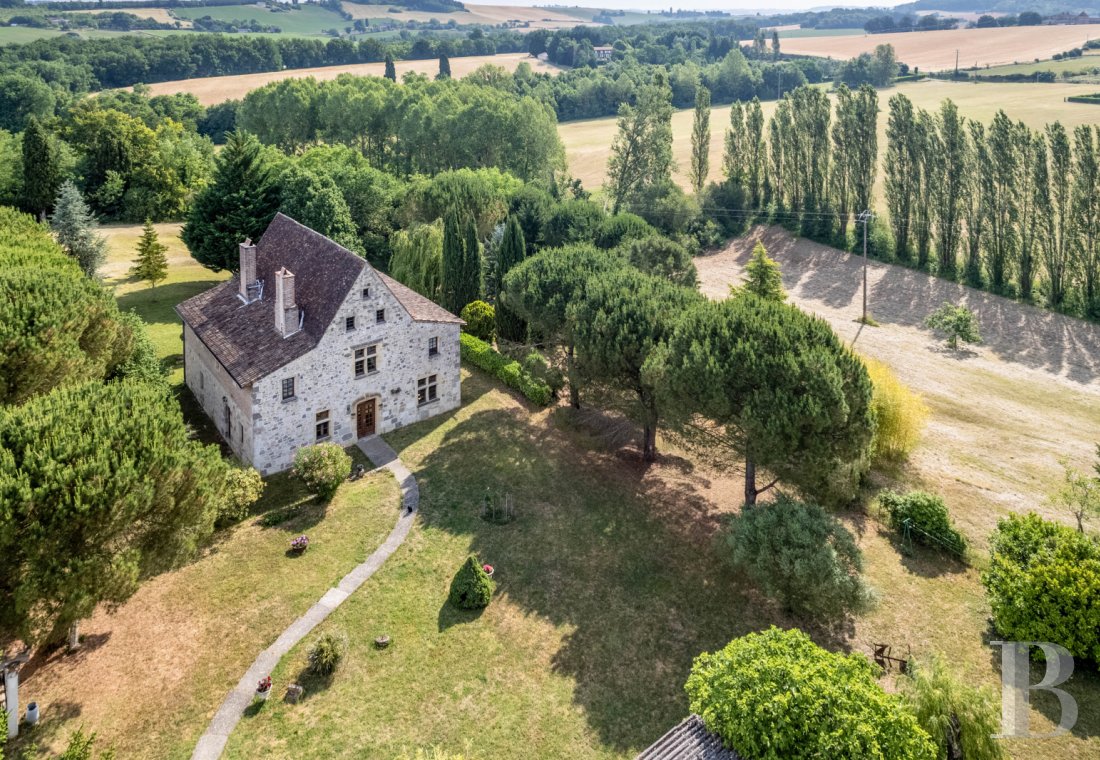 demeures à vendre - aquitaine - En Val de Garonne, une étonnante demeure du 15e s. réédifiée,  agrémentée d'un jardin arboré sur un terrain de 1,5 ha environ