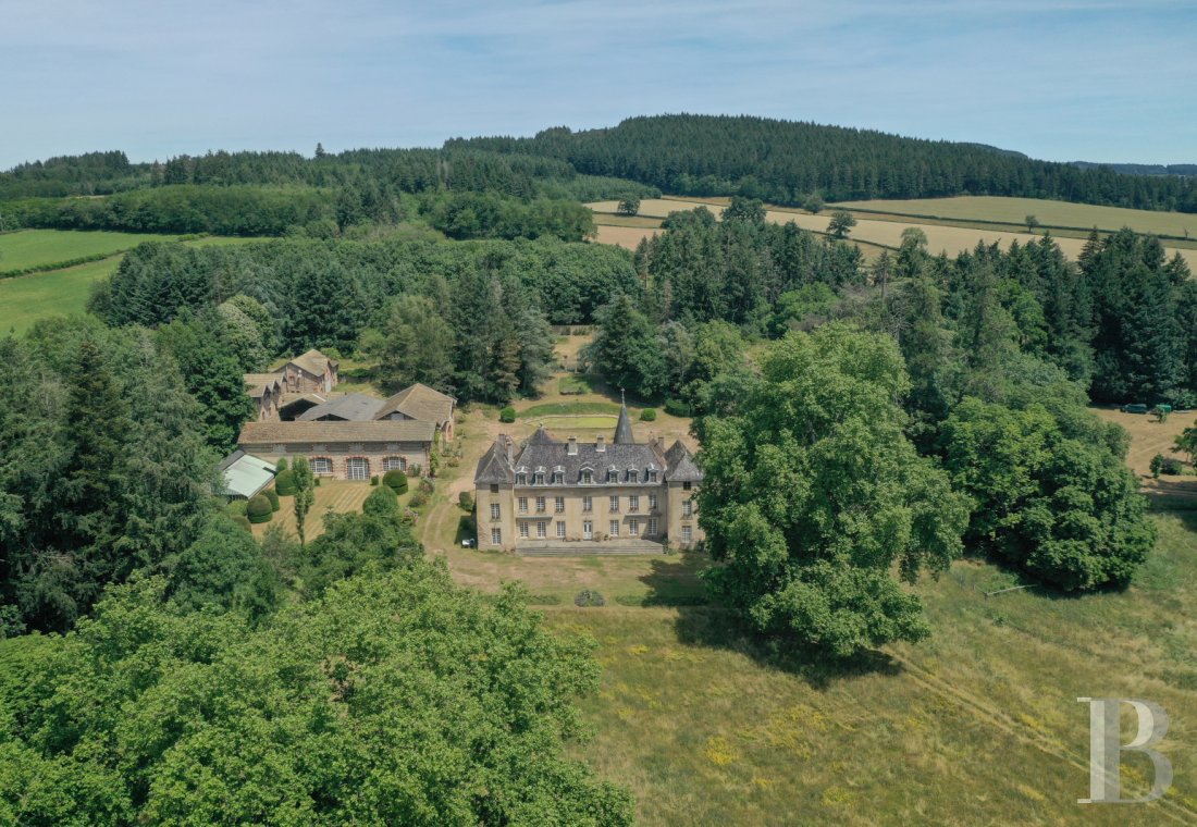 châteaux à vendre - bourgogne - Au sud de la Bourgogne, un important domaine rural des 18ème et 19ème siècles, avec château, dépendances, parc, prairies et bois sur 25ha.