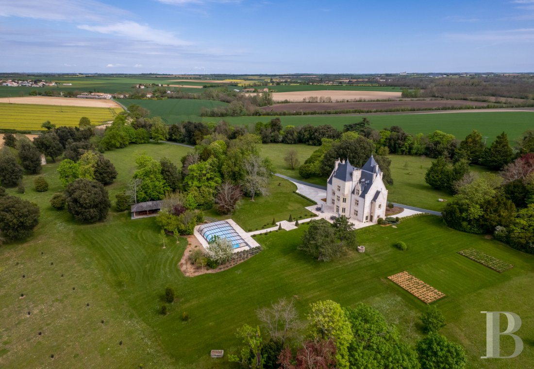 En Poitou-Charentes, non loin de Rochefort, un château du 15e siècle entièrement rénové - photo  n°35