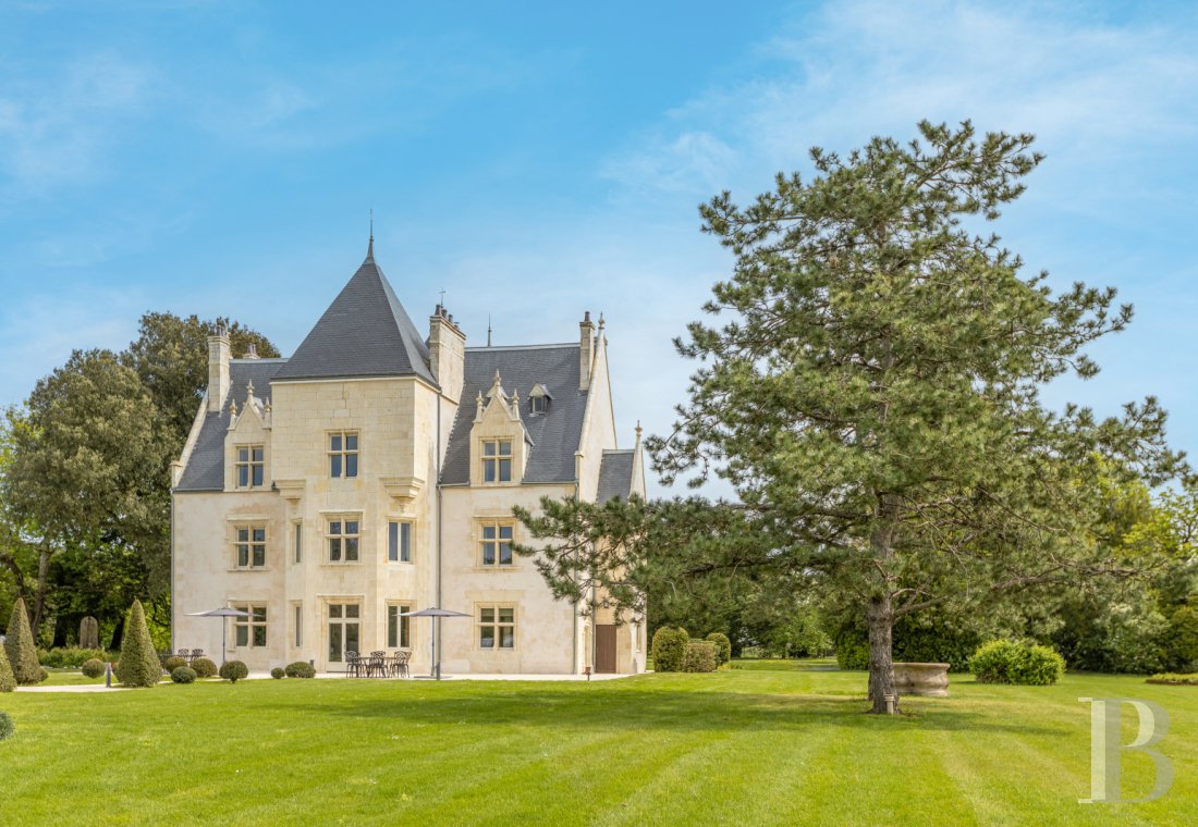 En Poitou-Charentes, non loin de Rochefort, un château du 15e siècle entièrement rénové - photo  n°1