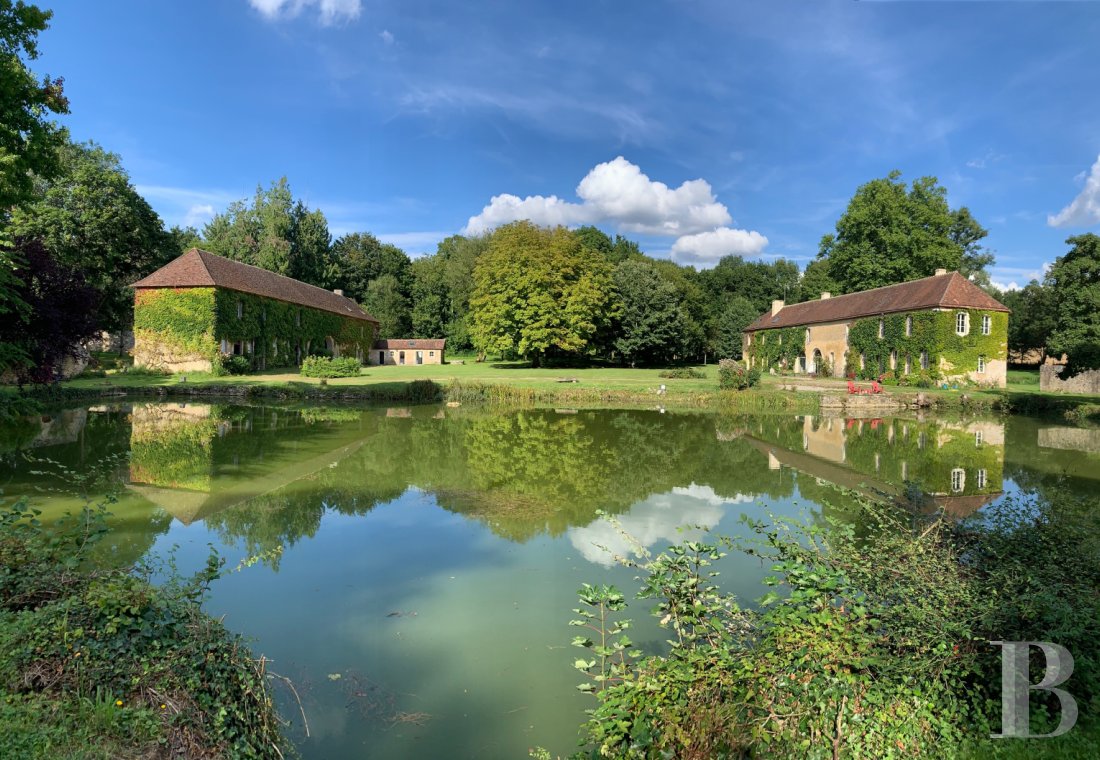 maisons de caractère à vendre - pays-de-loire - Aux portes du Perche, au milieu des grands arbres et de l'eau, une métairie du 17ème siècle, son remarquable colombier et ses dépendances