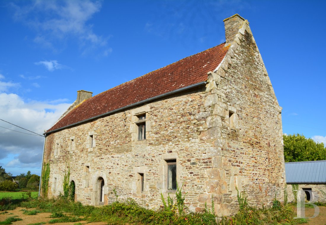 manoirs à vendre - bretagne - Proche de Morlaix et de la côte, sur un terrain d'1,5 hectare, un manoir d'origine 16ème s. à restaurer et ses dépendances