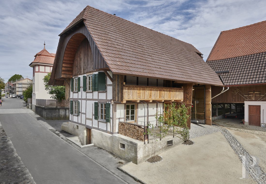 À Vinelz, dans le canton de Berne, une ancienne maison paysanne du 19e siècle - photo  n°1