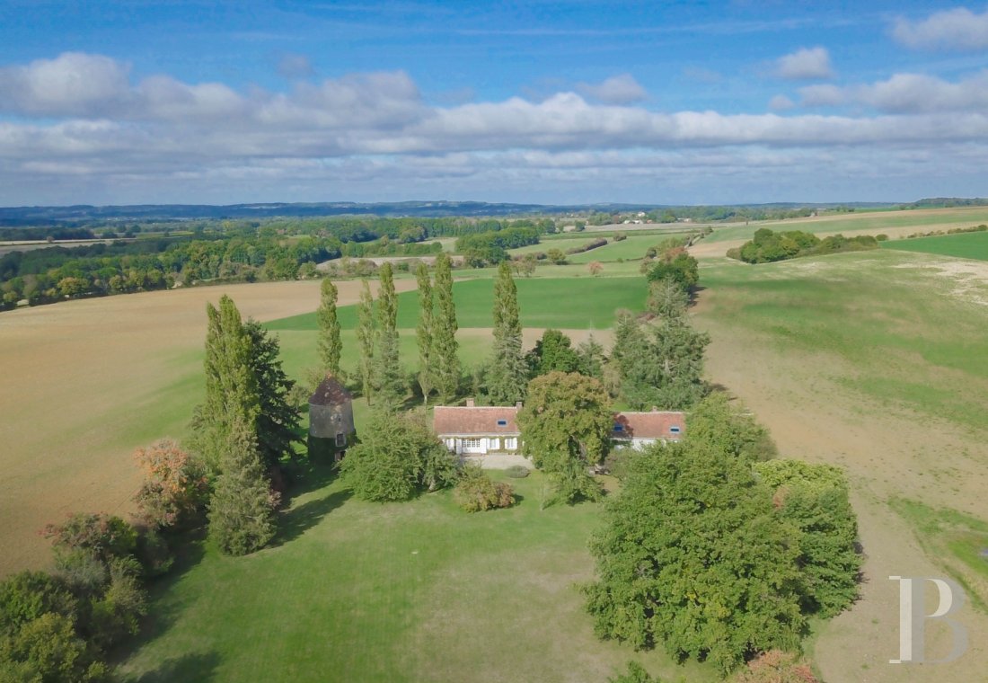 maisons de caractère à vendre - bourgogne - À 2h de Paris, en Bourgogne, dans les Hauts de Forterre, une propriété d'artiste, son ancien moulin à vent et sa longère du 18e siècle 