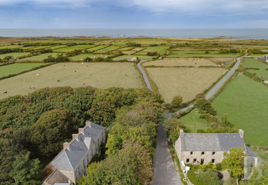 biens avec vue sur mer à vendre - basse-normandie - Pointe de la Hague, avec la mer en toile de fond, une demeure de maître et son grand jardin, cernés de sites remarquables