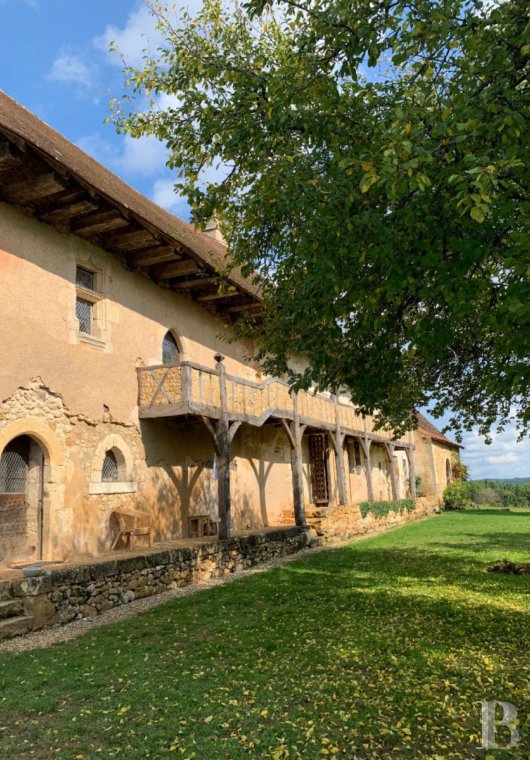 En Dordogne, entre Bergerac et Saint-Astier, un domaine du 14e siècle entouré de 13 hectares de bois et prairies - photo  n°2