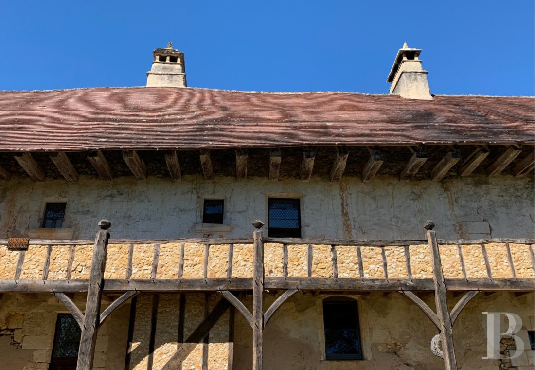 En Dordogne, entre Bergerac et Saint-Astier, un domaine du 14e siècle entouré de 13 hectares de bois et prairies - photo  n°4