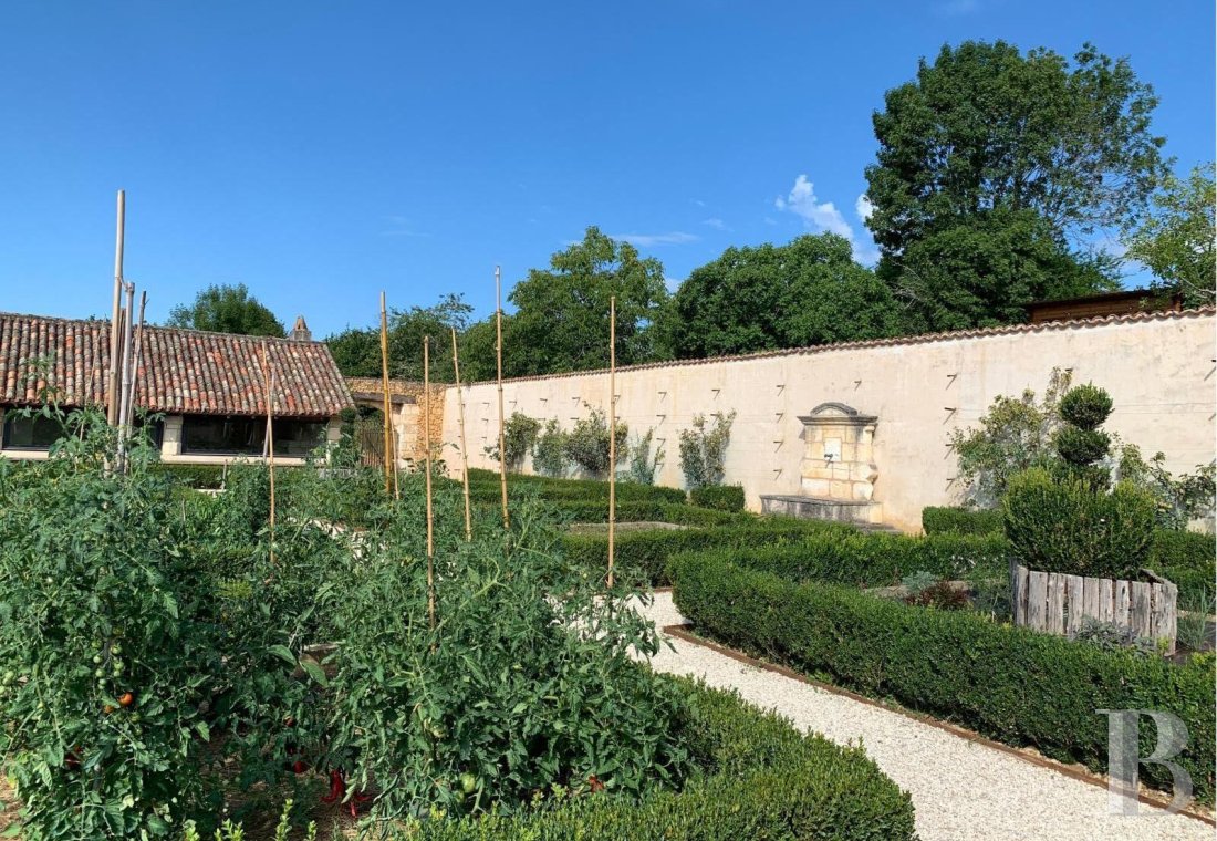 En Dordogne, entre Bergerac et Saint-Astier, un domaine du 14e siècle entouré de 13 hectares de bois et prairies - photo  n°18