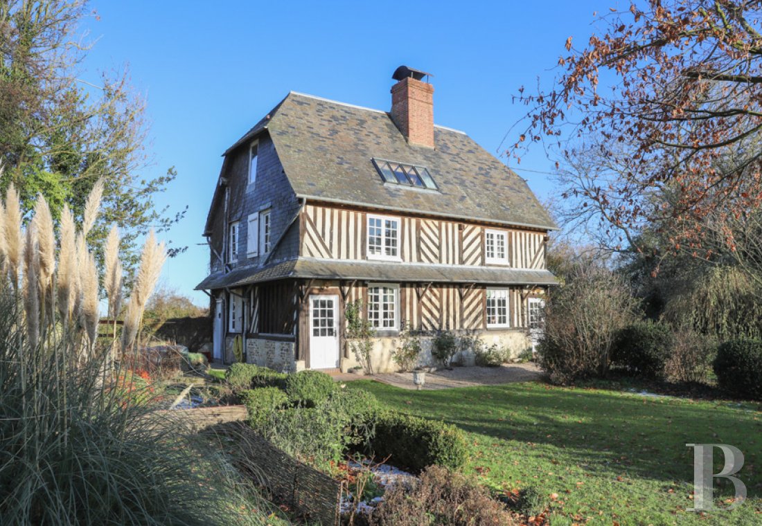 maisons de caractère à vendre - basse-normandie - Au cœur du Pays d'Auge, à 12 km de Deauville, une maison à pans de bois dans un jardin à l'anglaise de près de 1300 m² 