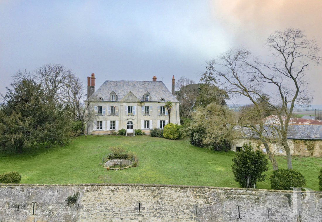 demeures à vendre - pays-de-loire - Proche de Saumur, une maison de maître du 18ème s. à restaurer, avec son parc, ses dépendances et son corps de ferme 