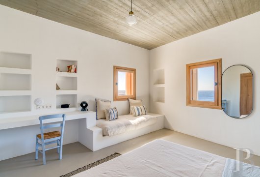 À Ios, dans les Cyclades, un ensemble de maisons entre ciel et mer - photo  n°37