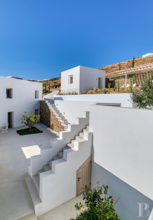À Ios, dans les Cyclades, un ensemble de maisons entre ciel et mer - photo  n°16