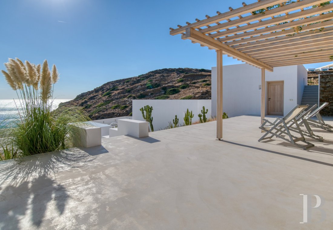 À Ios, dans les Cyclades, un ensemble de maisons entre ciel et mer - photo  n°9