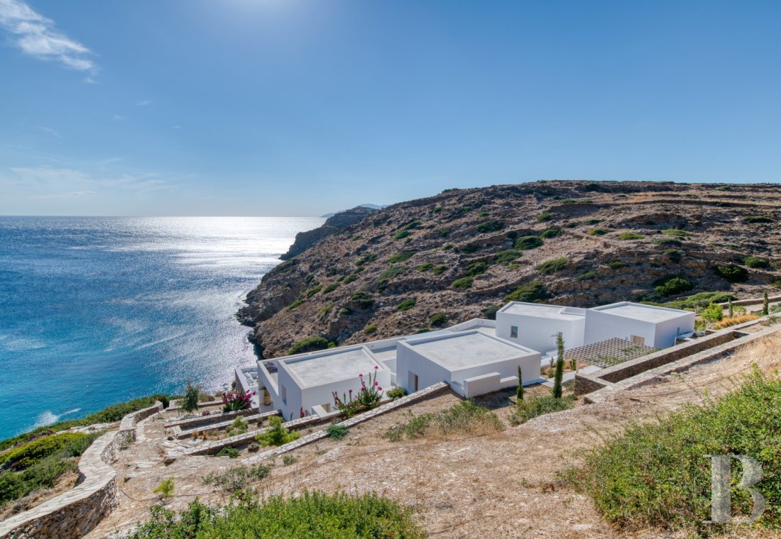 À Ios, dans les Cyclades, un ensemble de maisons entre ciel et mer - photo  n°1