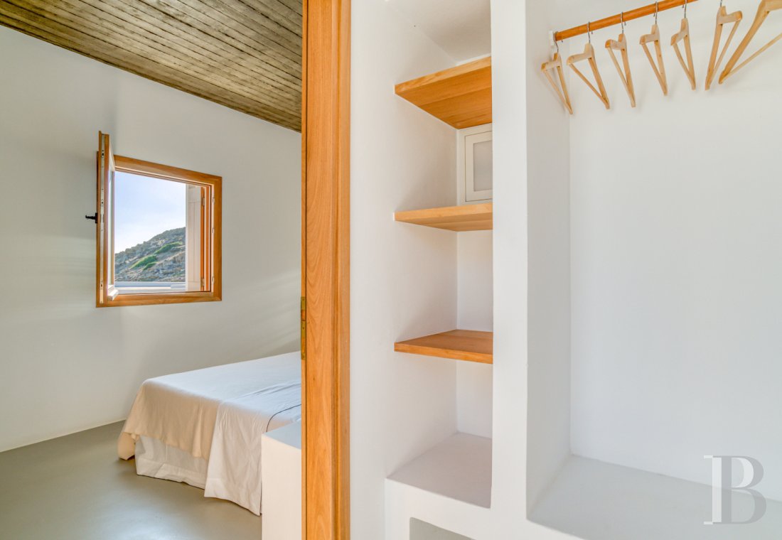 À Ios, dans les Cyclades, un ensemble de maisons entre ciel et mer - photo  n°25