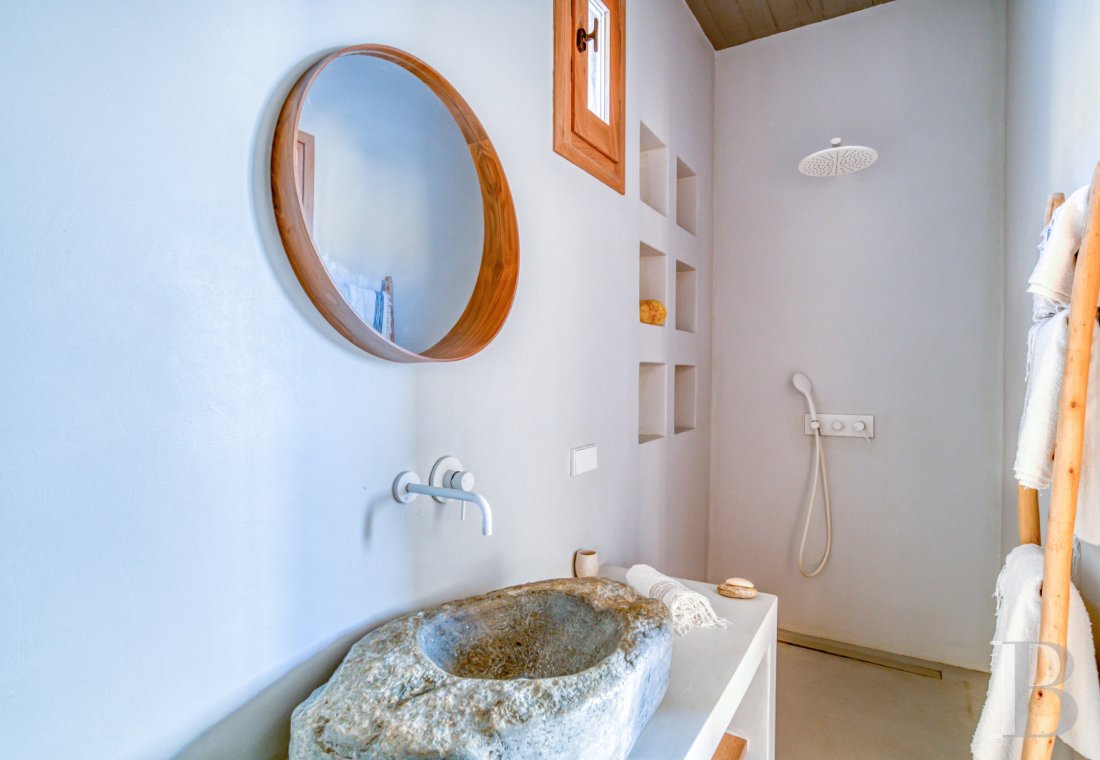 À Ios, dans les Cyclades, un ensemble de maisons entre ciel et mer - photo  n°28