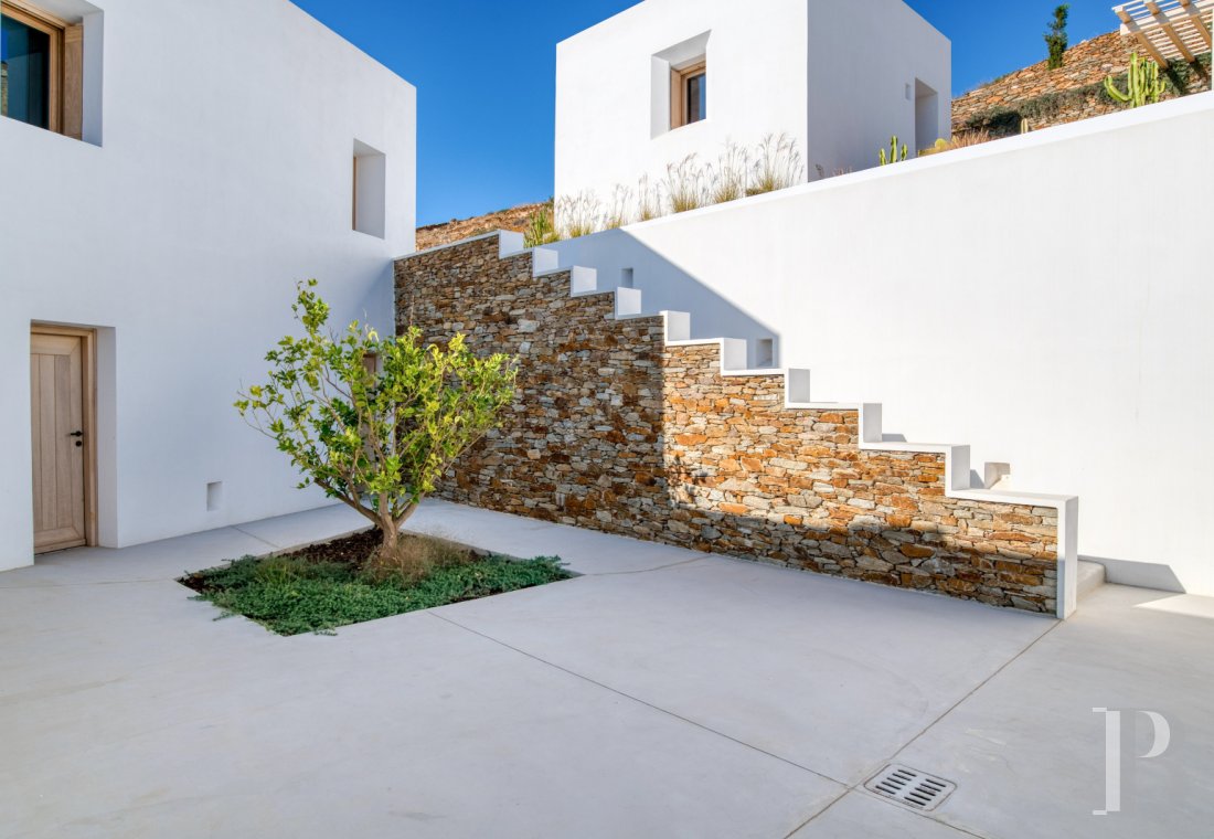 À Ios, dans les Cyclades, un ensemble de maisons entre ciel et mer - photo  n°12