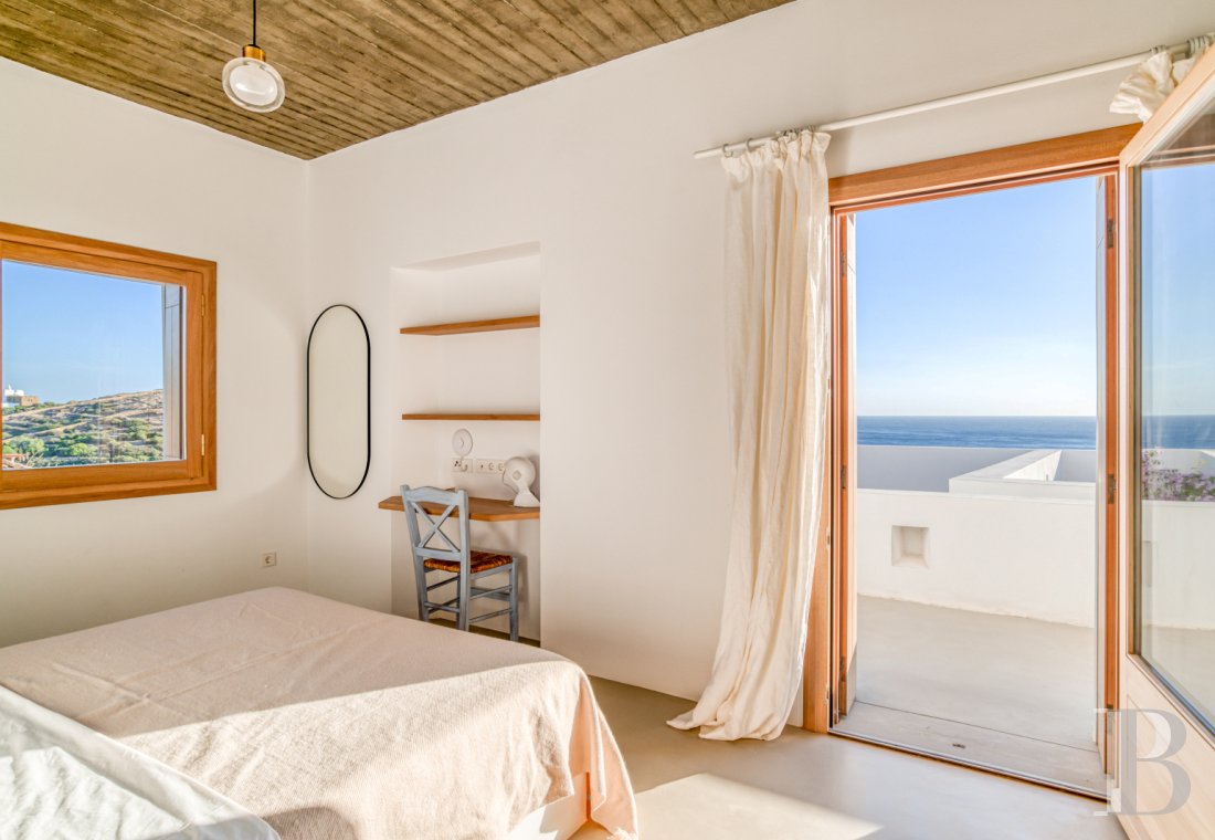 À Ios, dans les Cyclades, un ensemble de maisons entre ciel et mer - photo  n°29