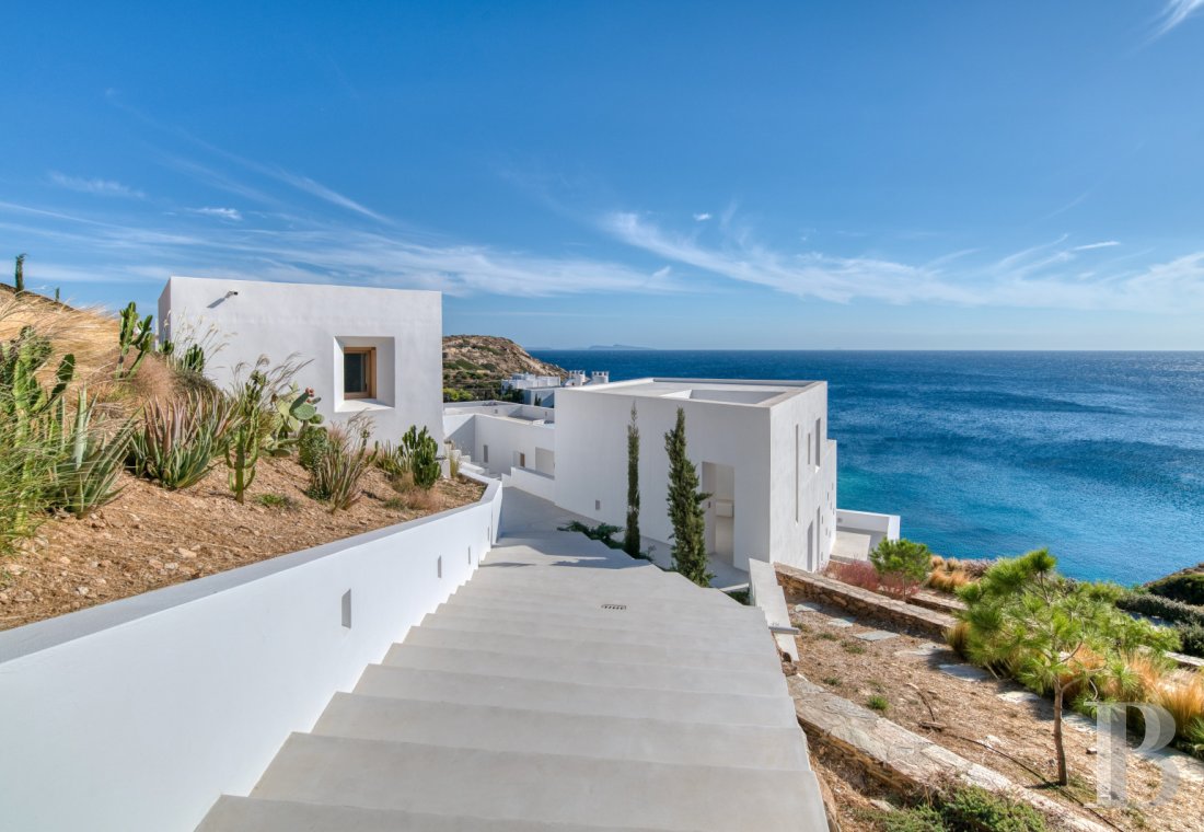 À Ios, dans les Cyclades, un ensemble de maisons entre ciel et mer - photo  n°10