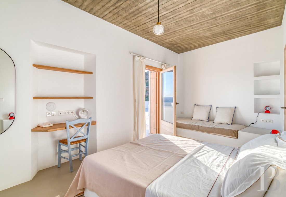 À Ios, dans les Cyclades, un ensemble de maisons entre ciel et mer - photo  n°31