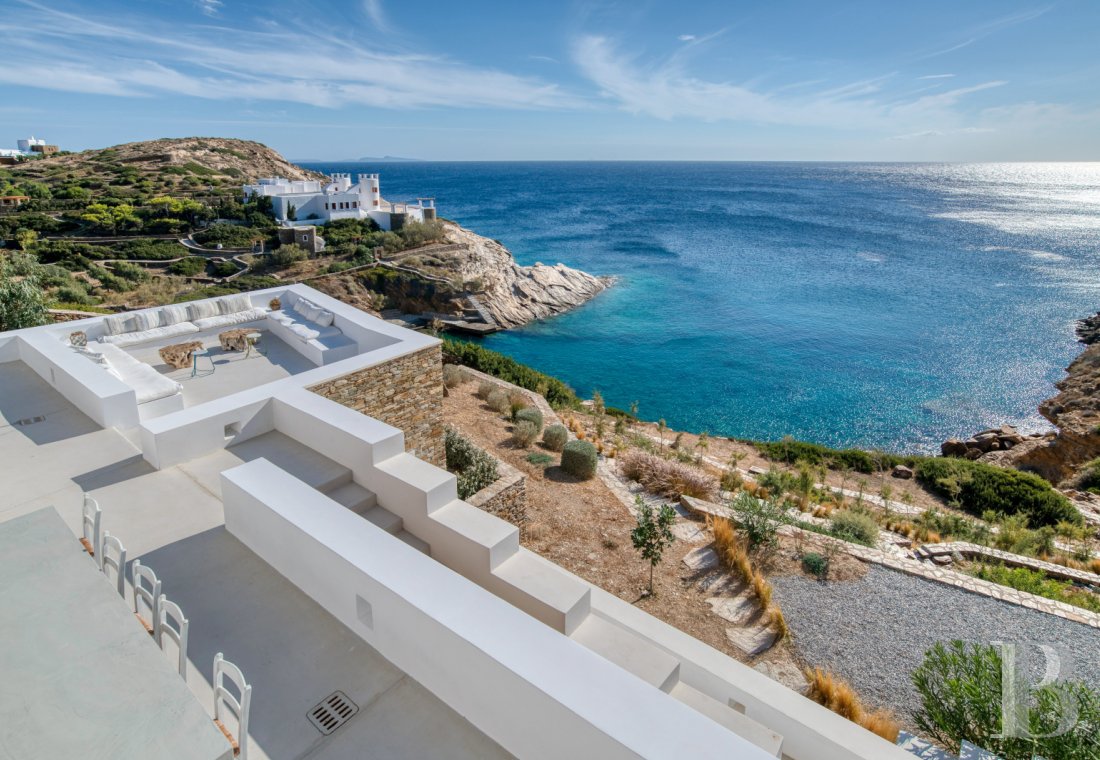À Ios, dans les Cyclades, un ensemble de maisons entre ciel et mer - photo  n°17