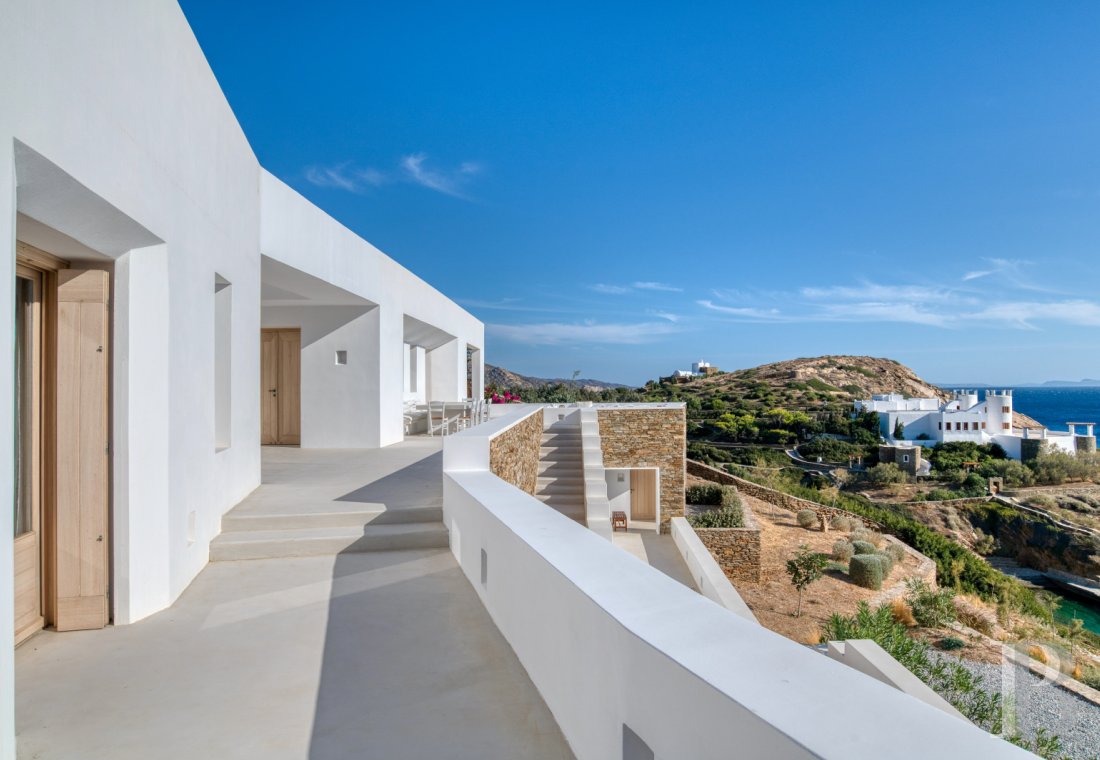 À Ios, dans les Cyclades, un ensemble de maisons entre ciel et mer - photo  n°3