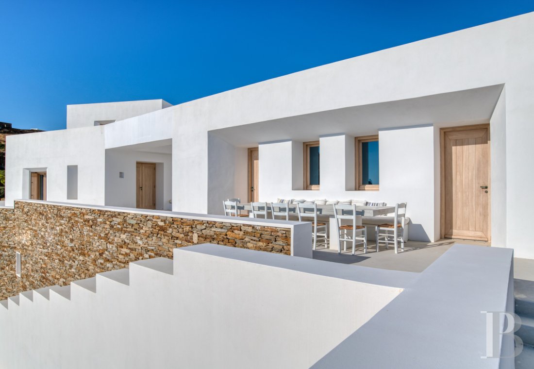 À Ios, dans les Cyclades, un ensemble de maisons entre ciel et mer - photo  n°11