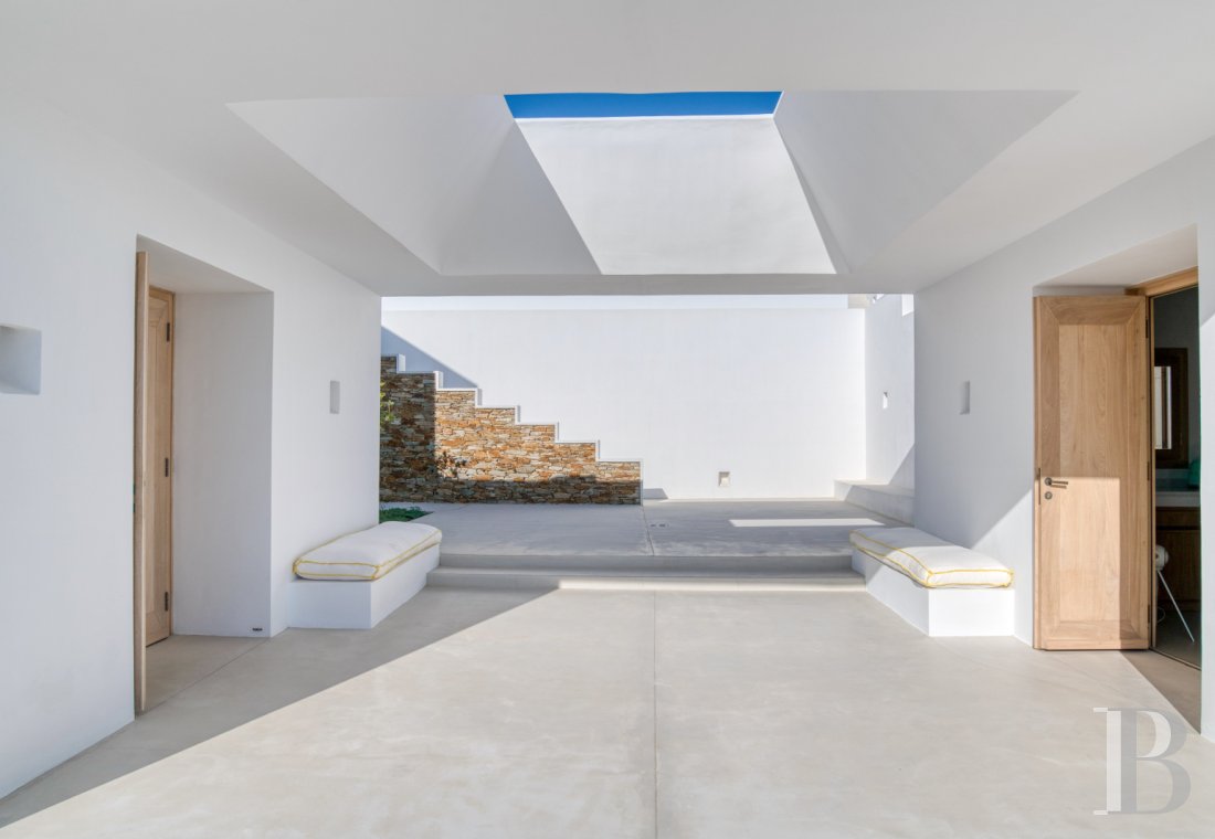 À Ios, dans les Cyclades, un ensemble de maisons entre ciel et mer - photo  n°19