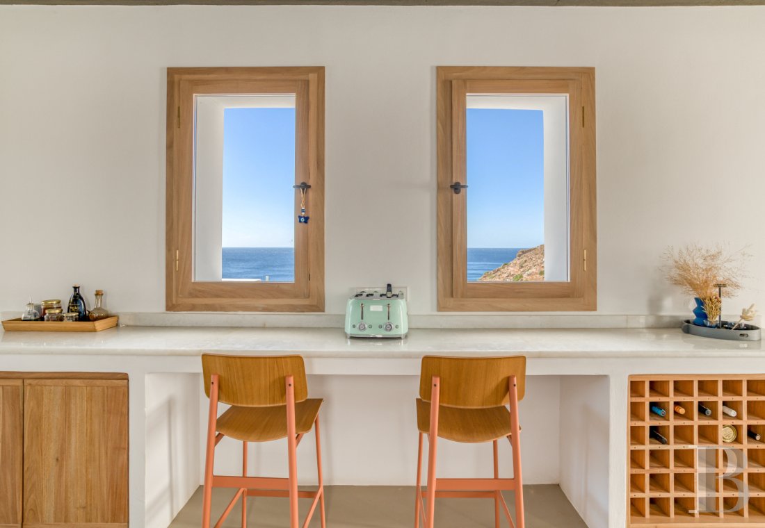 À Ios, dans les Cyclades, un ensemble de maisons entre ciel et mer - photo  n°22