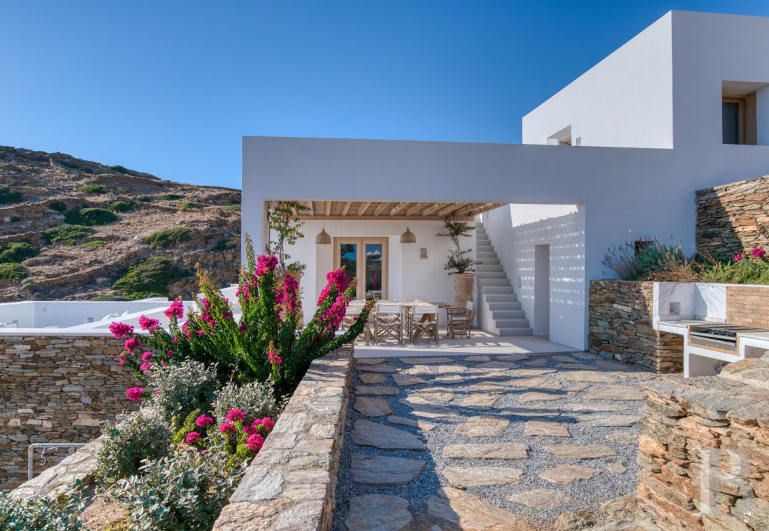 À Ios, dans les Cyclades, un ensemble de maisons entre ciel et mer - photo  n°4