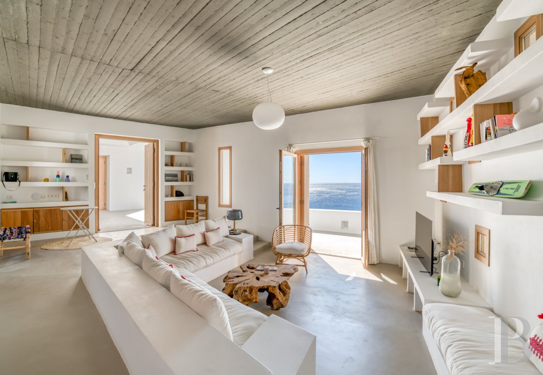 À Ios, dans les Cyclades, un ensemble de maisons entre ciel et mer - photo  n°20