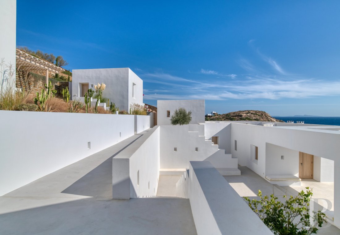 À Ios, dans les Cyclades, un ensemble de maisons entre ciel et mer - photo  n°8