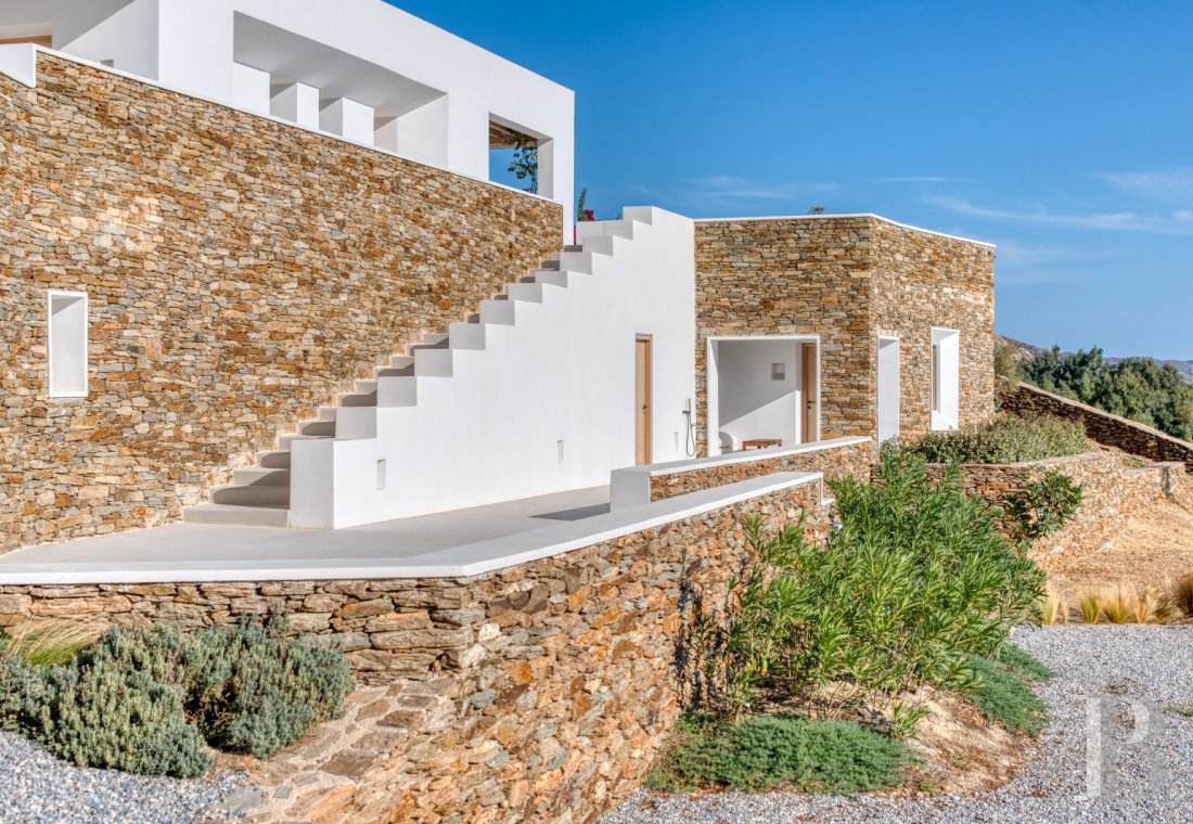 À Ios, dans les Cyclades, un ensemble de maisons entre ciel et mer - photo  n°2
